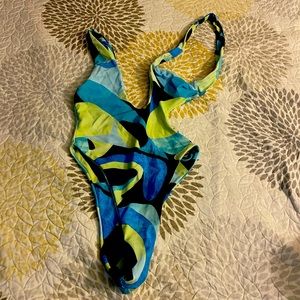 Cut-out one piece swimsuit